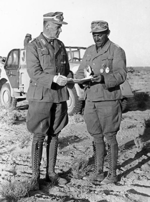Фриц Байерлейн и генерал Людвиг Крювель. Северная Африка. 1942 г.