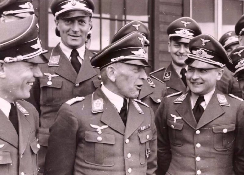 Бруно Бройер среди офицеров. 1940 г.