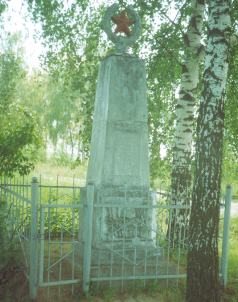 д. Прожектор Кировского р-на. Памятник, установленный на братской могиле, в которой похоронено 27 советских воинов, в т.ч. 22 неизвестных, погибших в годы войны. 