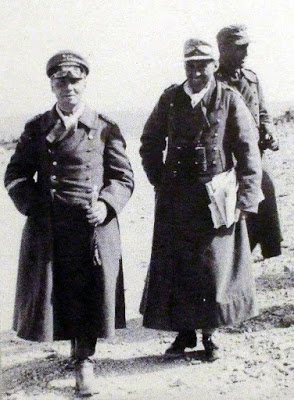 Фриц Байерлейн и генерал Людвиг Крювель. Северная Африка. 1942 г.