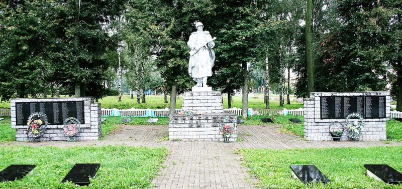 д. Каменка Горецкого р-на. Памятник, установленный на братской могиле, в которой похоронено 610 советских воинов, погибших в годы войны.