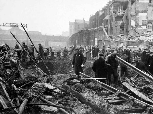 Рабочие расчищают завалы после бомбардировки. 1940 г.