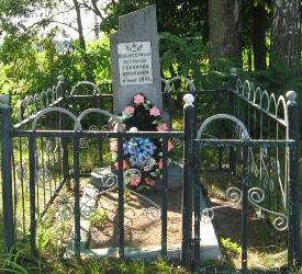 д. Сергеевичи, Кировского р-на. Памятник, установленный на братской могиле, в которой похоронено 3 советских воина, погибших в годы войны. 