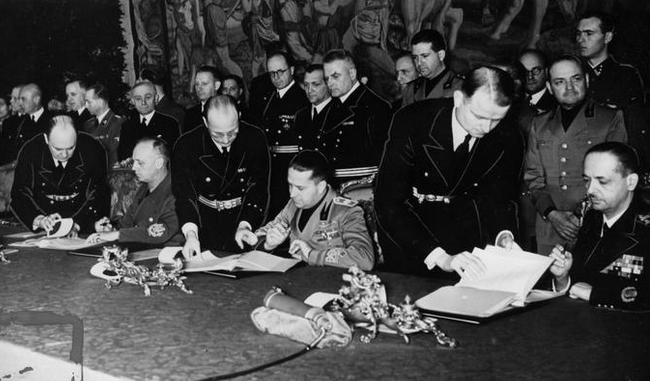 Иоахим Риббентроп, Иштван Чаки и Галеаццо Чиано при подписании Тройственного Пакта. 1940 г.