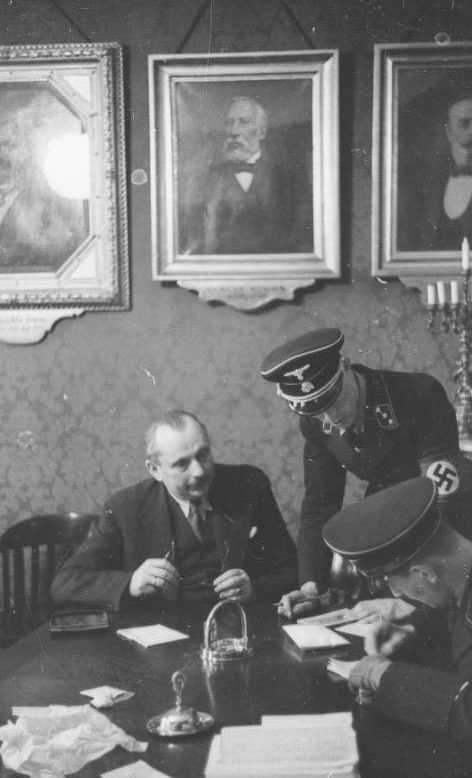 Адольф Эйхман в рабочем кабинете. 1938 г. 