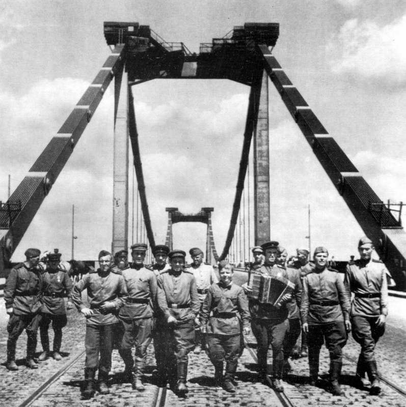 Красноармейцы на мосту через Дунай. Май 1945 г.