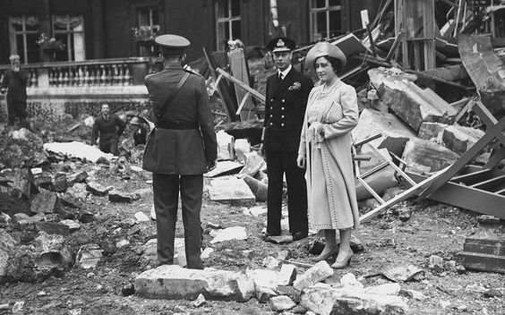 Королевская чета осматривает разрушения в городе. Сентябрь-октябрь 1940 г.