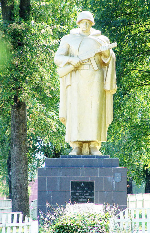 д. Коптеевка Горецкого р-на. Памятник, установленный на братской могиле, в которой похоронено 36 советских воинов, погибших в годы войны.