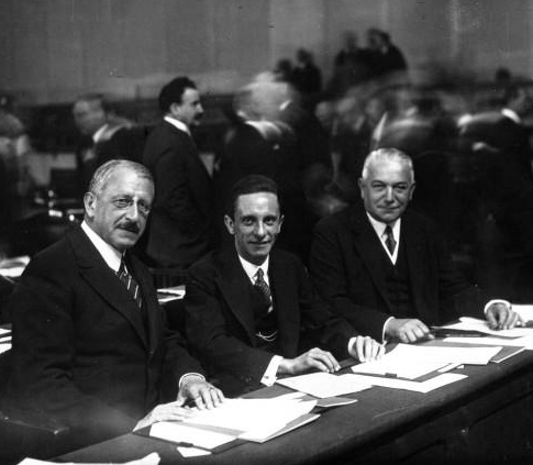 Константин Нейрат, Фридрих Келлер и Иозеф Геббельс. 1933 г.