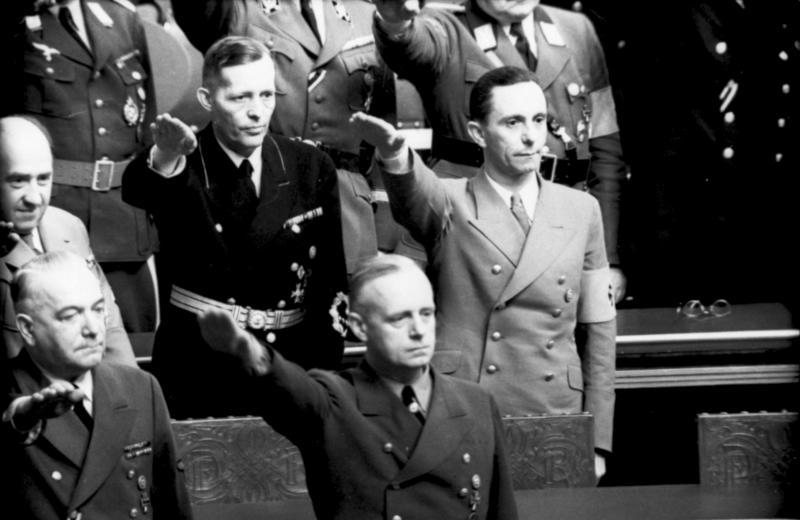 Иоахим Риббентроп и Иозеф Геббельс на заседании в Рейхстаге. 1941 г.