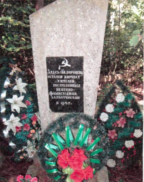 д. Лапичи Осиповичского р-на. Памятник на кладбище был установлен в 1975 году на братской могиле, в которой похоронено 140 мирных жителей, расстрелянных фашистами в 1942 году.