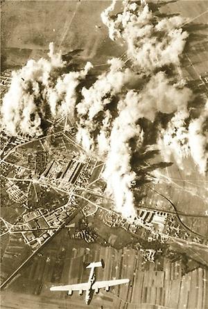 Бомбардировка авиационного завода в окрестностях Вены. 1943 г. 
