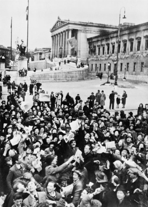 Местное население в день Победы. 8 мая 1945 г.