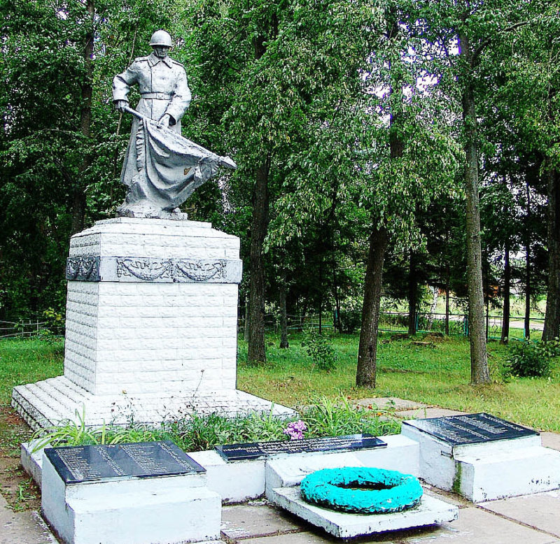 д. Котелево Горецкого р-на. Памятник, установленный на братской могиле, в которой похоронено 82 советских воинов, погибших в годы войны.