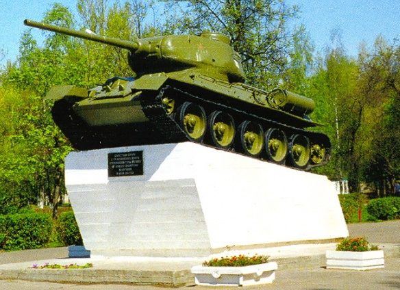 г. Могилев. Памятник-танк Т-34. Танк на высоком постаменте установлен в честь освободителей города воинами 2-го Белорусского фронта 28 июня 1944 года.