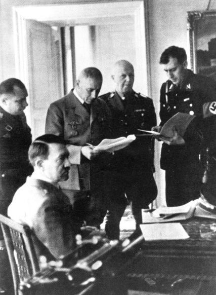 Ганс Ламмерс на совещании у Гитлера перед захватом Боегмии и Моравии. 1938 г.