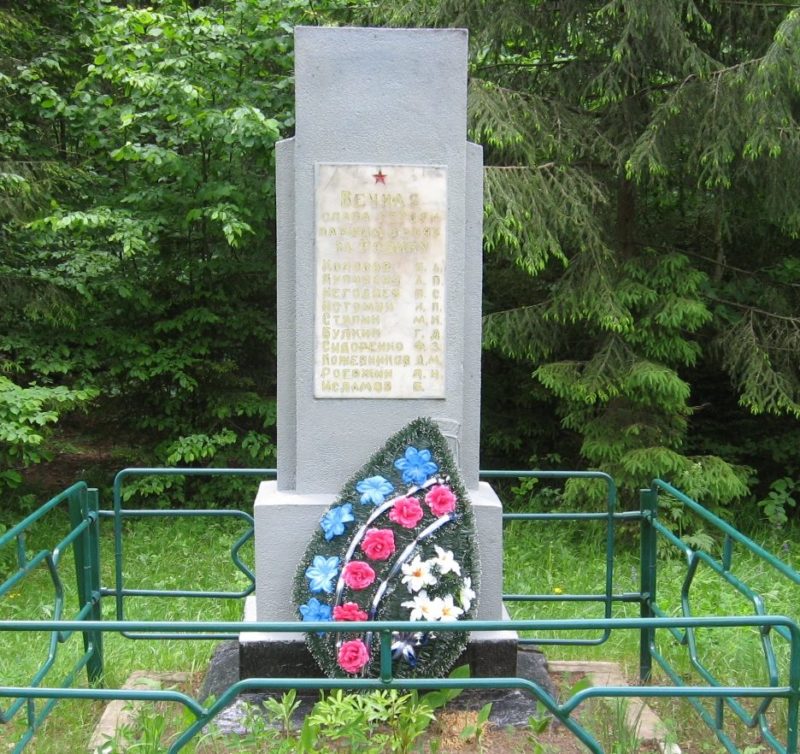 д. Столпище Кировского р-на. Памятник, установлен на братской могиле, в которой похоронено 10 советских воинов, погибших в 1944 году.