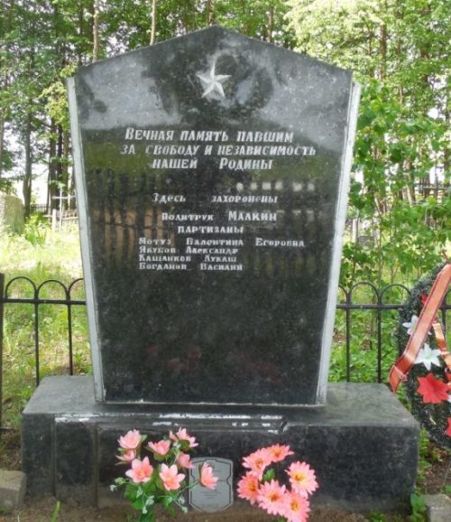 д. Хрипелёво Могилевского р-на. Братская могила на сельском кладбище, в которой похоронено 60 воинов.