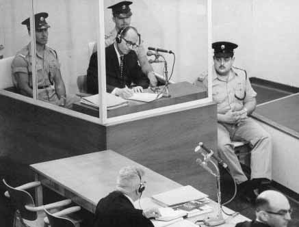 Адольф Эйхман на судебном процессе. 1961 г.