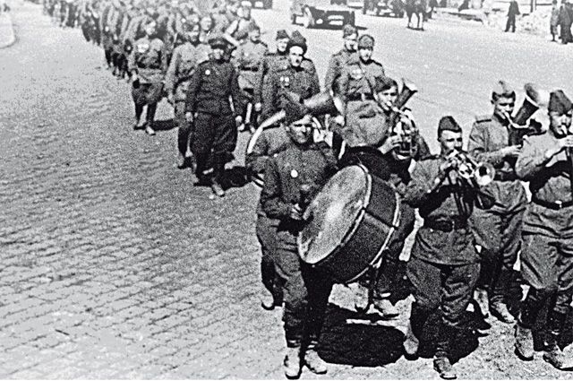 Торжественный марш улицами города. Май 1945 г.