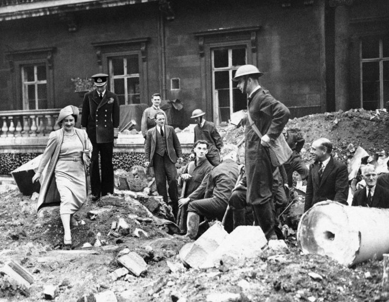Королевская чета осматривает разрушения в городе. Сентябрь-октябрь 1940 г.