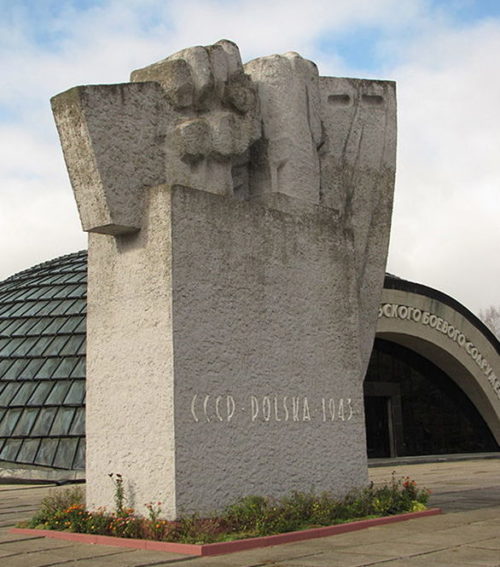 д. Ленино Горецкого р-на. Памятник у музея советско-польской дружбы, установленный в 1968 году.
