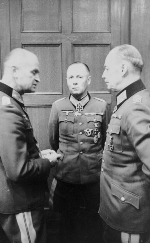 Йоханнес Бласковиц, Эрвин Роммель и Герд фон Рундштедт. Париж. 1944 г.