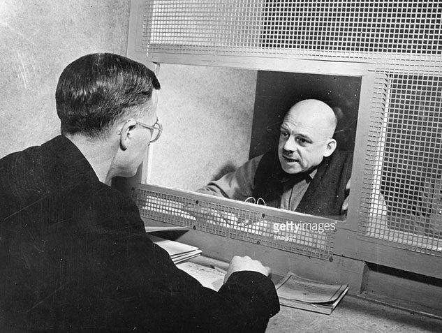 Фриц Заукель с адвокатом в Нюрнберской тюрьме. 1946 г.