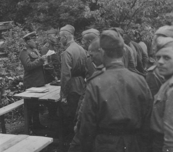 Награждение красноармейцев, отличившихся в боях за взятие Вены. Весна 1945 г.