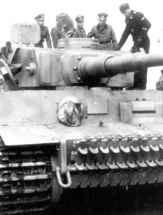 Гейнц Гудериан осматривает танк «Тигр».1943 г.