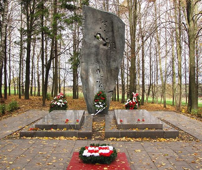 д. Ленино Горецкого р-на. Памятник на братских могилах под Ленино, где похоронено 1 711 советских и 502 польских воинов, погибших в 1943 году. 