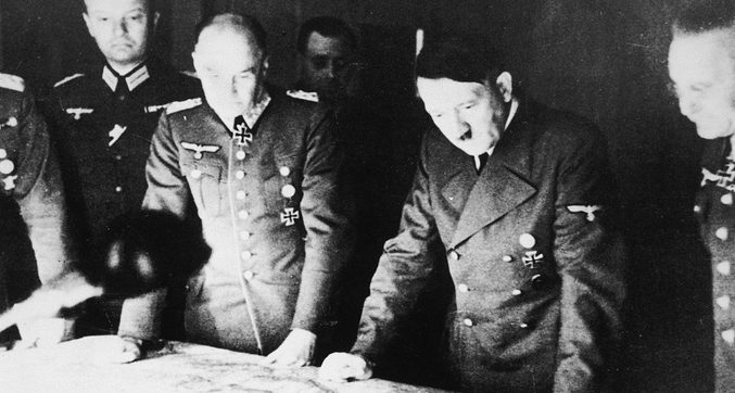 Ганс Ламмерс, Ганс Франк и Адольф Гитлер у карты. 1941 г. 