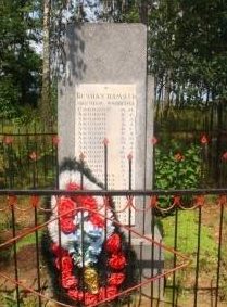 д. Хвойница Кировского р-на. Памятник, установлен на братской могиле, в которой похоронено 25 советских воина, погибших в годы войны. 