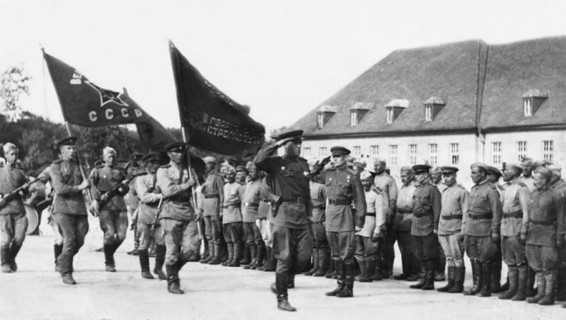Советские войска во взятой Вене. Весна 1945 г.