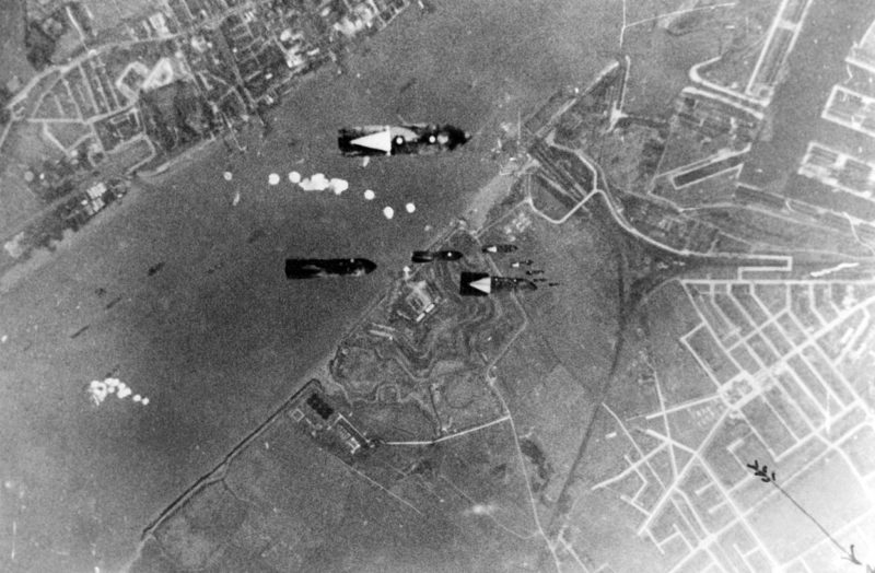 Бомбы падают на доки. 4 октября 1940 г.