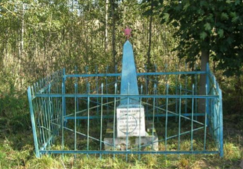 д. Исакова Буда Чаусского р-на. Братская могила в центре села.