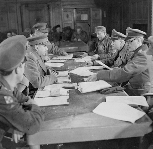Йоханнес Бласковиц и генерал-лейтенант Чарльз Фоулкс подписывают капитуляцию немецких войск в Нидерландах. 1945 г.