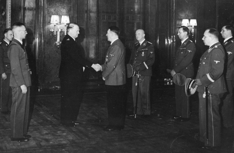 Ганс Ламмерс в свите Гитлера во время приема норвежской делегации. 1942 г.
