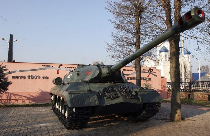 Памятник-танк ИС-3 на Алее Героев.