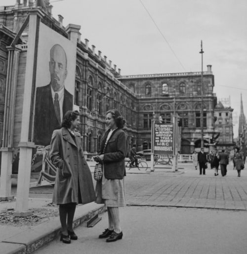Советская агитация в городе. Май 1945 г.