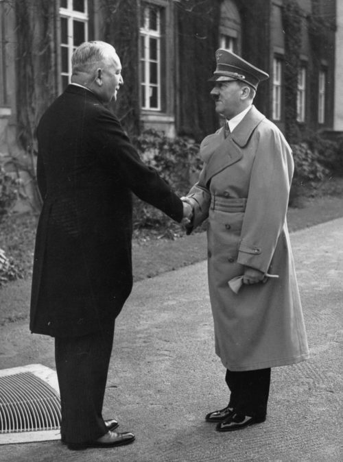 Константин Нейрат и Адольф Гитлер. 1938 г.