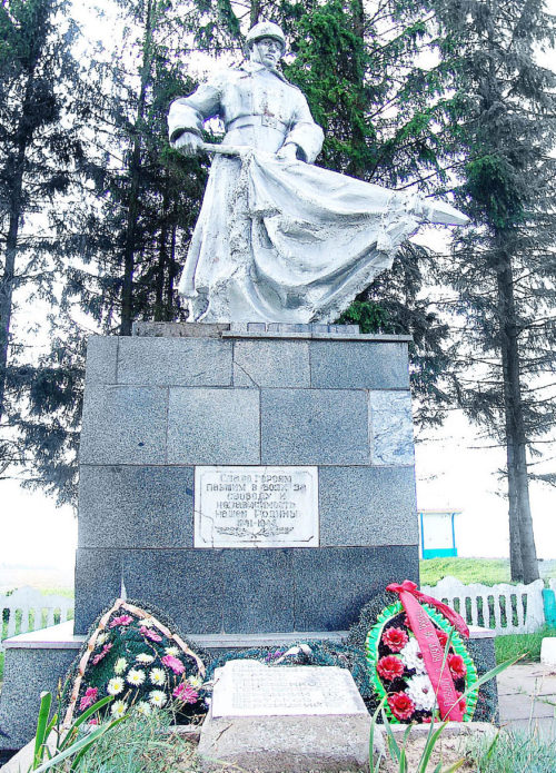 д. Любиж Горецкого р-на. Памятник, установленный на братской могиле, в которой похоронено 12 советских воинов, в т.ч. 1 неизвестный.