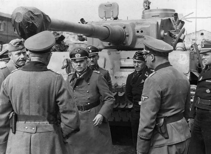 Гейнц Гудериан осматривает танк «Тигр».1943 г.