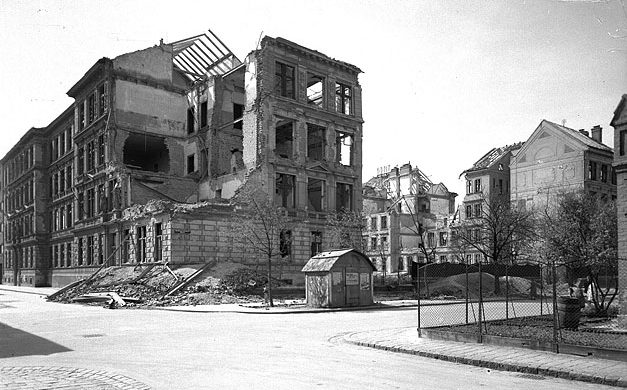 Последствия авиаударов союзников по городу .1944 г.