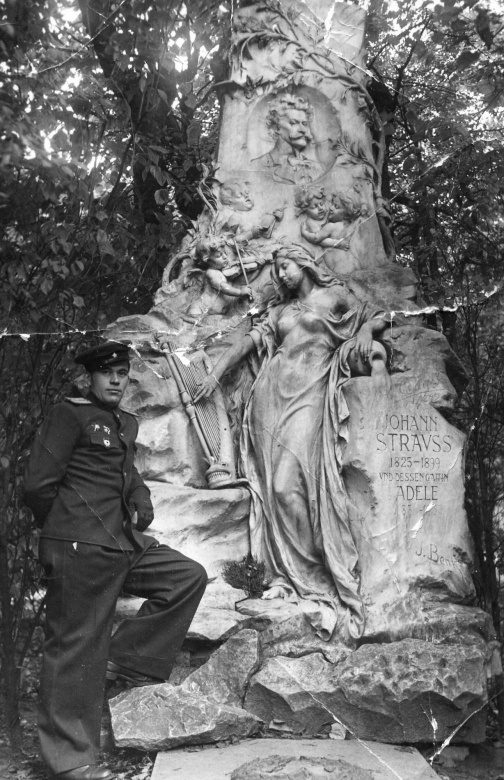 Советский офицер у могилы композитора Иоганна Штрауса. Весна 1945 г.