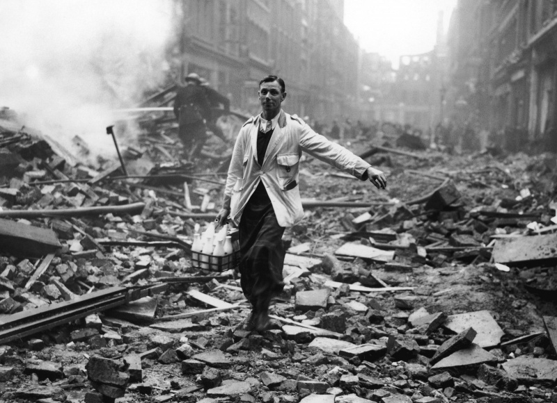 Молочник на лондонской улице после налета. 9 октября 1940 г.