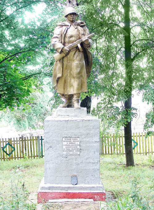 д. Маслаки Горецкого р-на. Памятник, установленный на братской могиле, в которой похоронено 7 советских воинов, в т.ч. 5 неизвестных.