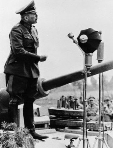 Гейнц Гудериан выступает перед рабочими завода Хеншель с танка Тигр, которые они производят. Кассель, 1943 г.