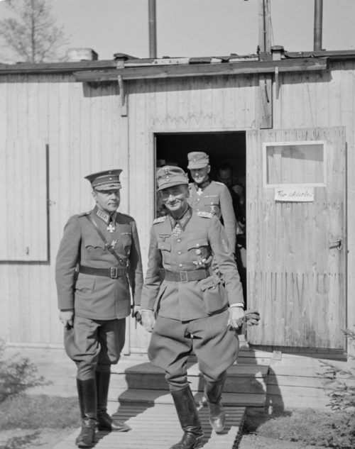 Эдуард Дитль и генерал Генришин в Рованиеми. 1943 г.