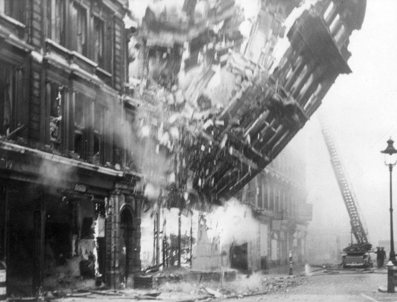 Обрушение стены здания офиса «Международной армии спасения». 10 мая 1941 г.
